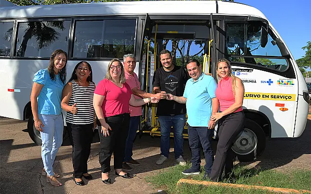 Micro-ônibus para transporte de pacientes da hemodiálise é entregue em Corumbá