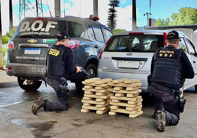 DOF apreende carro carregado com maconha