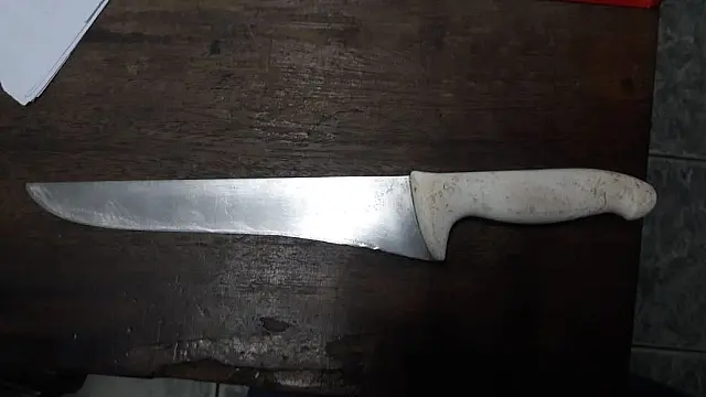 Adolescente esfaqueia policial civil no pescoço durante fuga em Anastácio