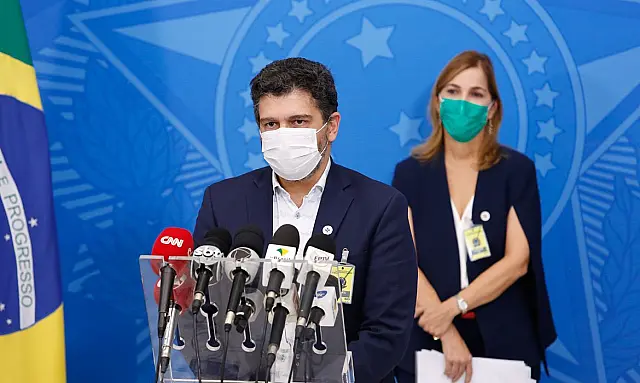 Quase 900 profissionais da saúde contaminados pelo coronavírus no Brasil