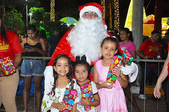 Entrega de presentes anima crianças na Praça de Natal de Aquidauana