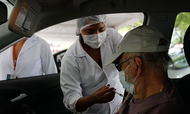 Vacinação reduz pela metade morte entre idosos com mais de 80 anos