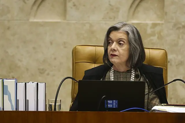 Cármen Lúcia comanda pela última vez sessão no CNJ