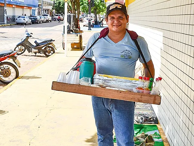Para driblar desemprego, Gerliton cria banca ambulante de lanches que é sucesso na cidade