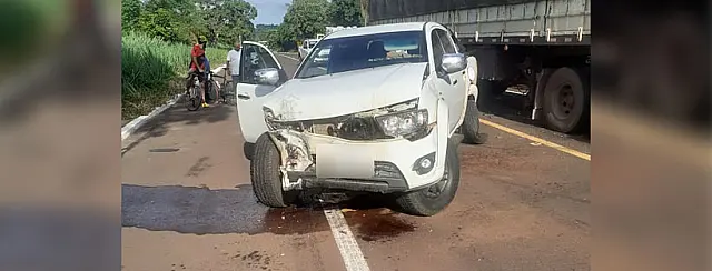Pneu escapa e atinge caminhonete que bate em caminhão na BR-262
