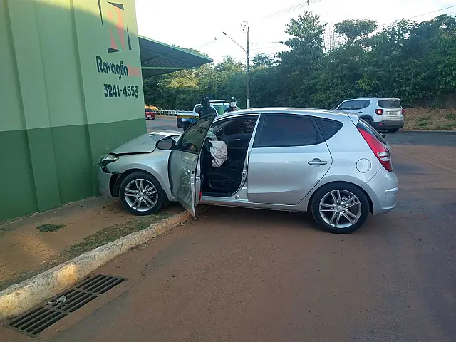 Motorista perde controle do veículo e colide contra parede em Aquidauana