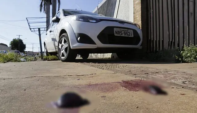 Homem de 48 anos é encontrado morto dentro de carro com 14 facadas