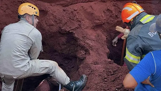 Trabalhadores ficam soterrados durante obra de drenagem