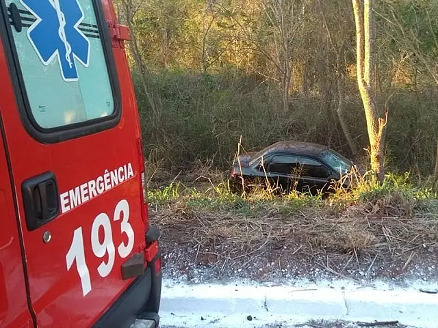 Casal sofre capotamento na BR-262, entre Anastácio e Dois Irmãos do Buriti