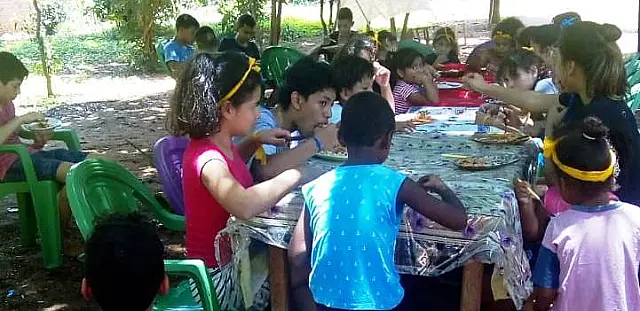 Família abre a casa para crianças se divertirem e ouvirem a Palavra de Deus nas férias