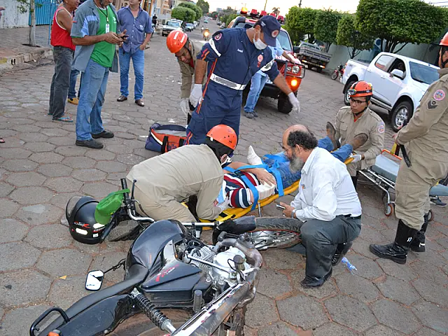Acidente entre carro e moto deixa um ferido na Rua Manoel Antônio Paes de Barros