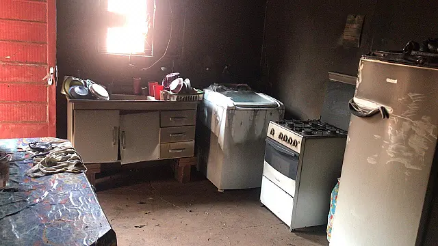 Veja Fotos: Homem bota fogo em casa de ex-mulher por não aceitar o fim do relacionamento