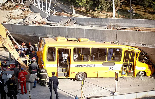 Viaduto desaba em Belo Horizonte e mata ao menos dois