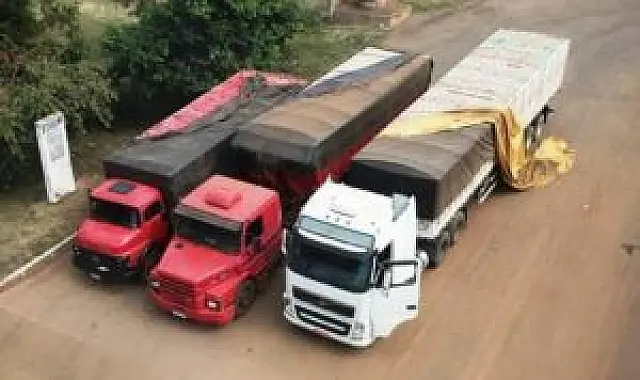 Polícia apreende frota com três caminhões de cigarreiros em MS
