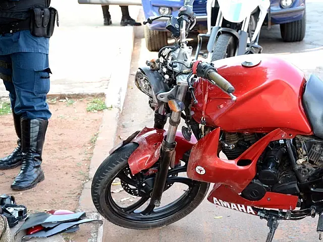Moto bate na traseira de Saveiro e deixa dois rapazes de 19 anos feridos