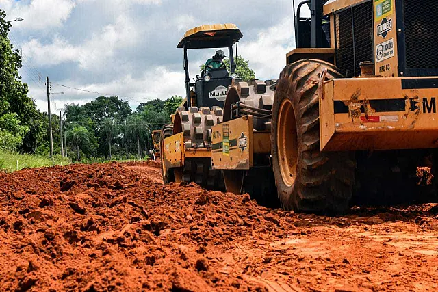 Trabalho de compactação de solo do bairro Nova Aquidauana segue cronograma