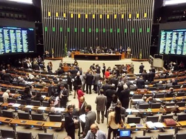 Salários de parlamentares e ministros podem passar para R$ 33,7 mil ou R$ 35,9 mil
