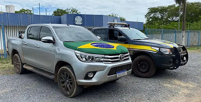 Bandeira é colocada em caminhonete roubada para 'escapar' de fiscalização
