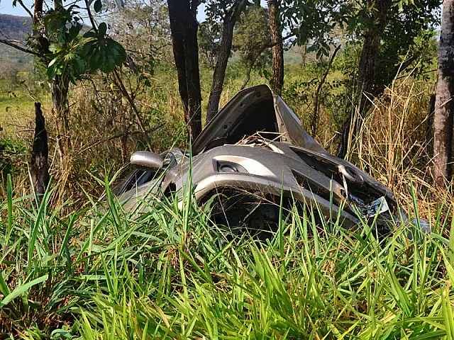 Condutora de Aquidauana sai ilesa após colisão seguida de capotamento