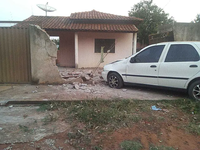 Carro desgovernado derruba muro de residência na Vila Bancária