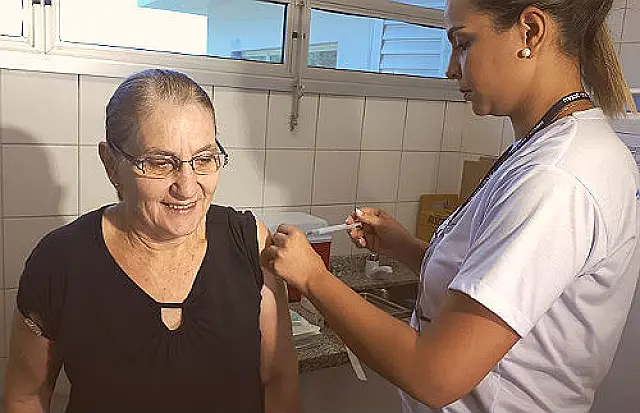 Idosos de Miranda recebem vacinação contra gripe em casa