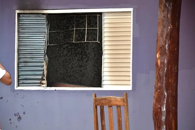 Dona esquece ferro de passar ligado e casa pega fogo em Aquidauana