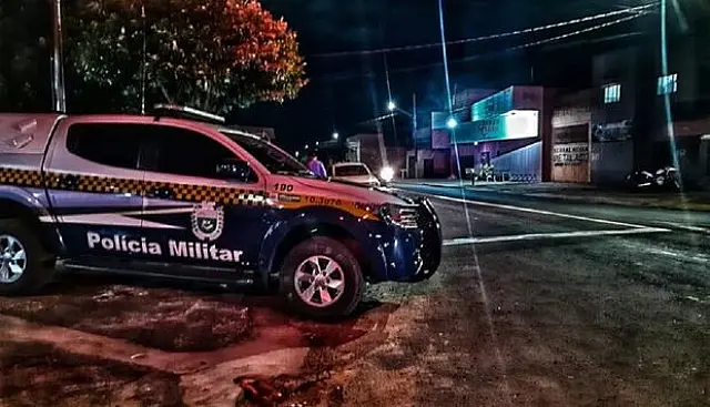 Homem ameaça mãe idosa com faca em Costa Rica