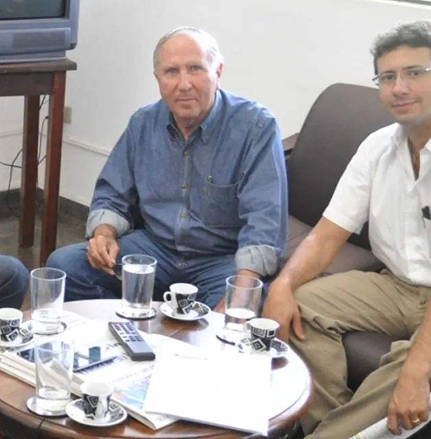 Políticos e amigos se despedem de Oswaldo Possari