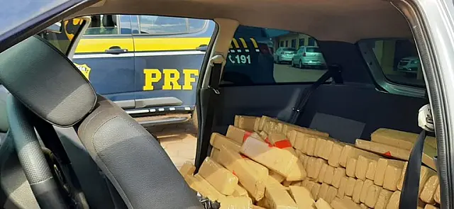 PRF apreende veículo abarrotado de maconha