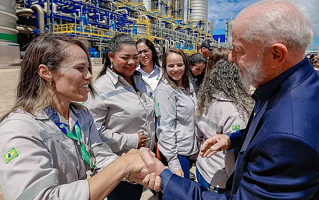 'Vou entregar o país com economia crescendo', diz Lula em entrega em Ribas