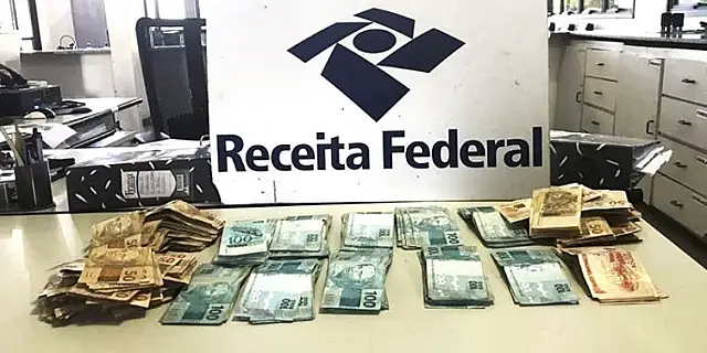 Boliviano é flagrado tentando entrar no Brasil com mais de R$ 60 mil em dinheiro não declarado
