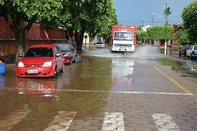 Segunda-feira começa com chuva e alerta de tempestade em MS continua