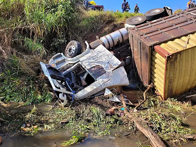 Caminhão passa reto em curva e cai na MS-040