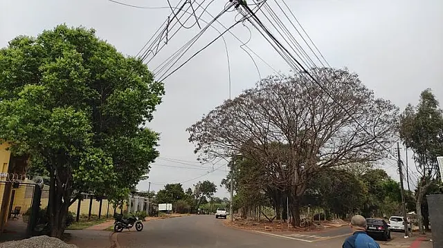 Motociclista é socorrido após se enroscar em fio de telefonia em Campo Grande