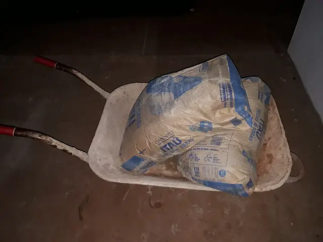 Homem é preso por furtar sacos de cimento de construção em Terenos