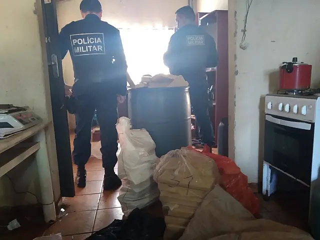Polícia encontra 175 tabletes de maconha em residência abandonada