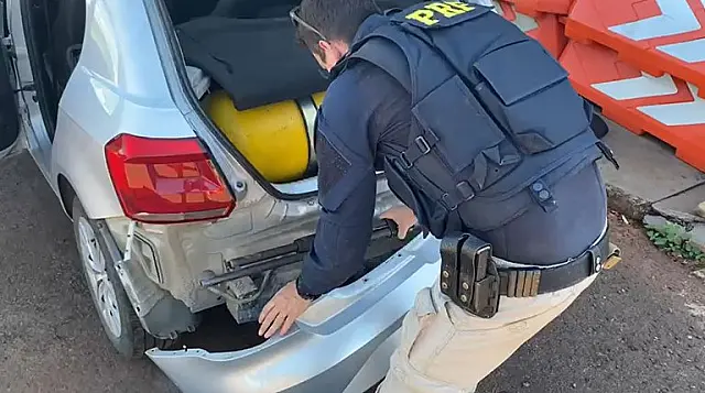 Três homens são presos com armas e munições no para-choque em MS