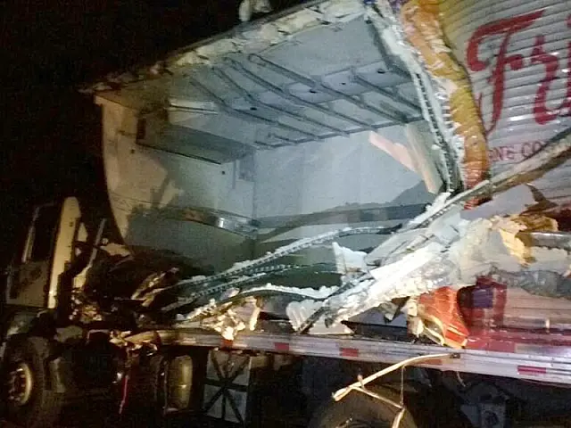 Acidente entre carretas na BR 262 gera prejuízos
