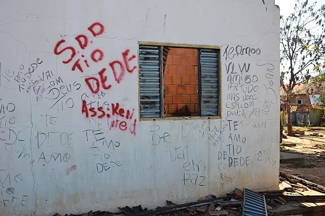Amigos se despedem de Edenilson com mensagens na casa incendiada