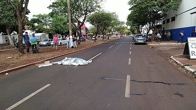 Idosa morre ao tentar atravessar avenida e motorista fica em estado de choque