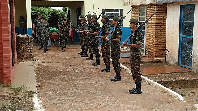Sob honrarias militares, sargento Rerinson é sepultado em Anastácio