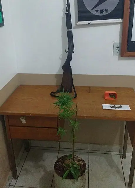 Menor pede dinheiro para roupas, compra arma e é detido com droga