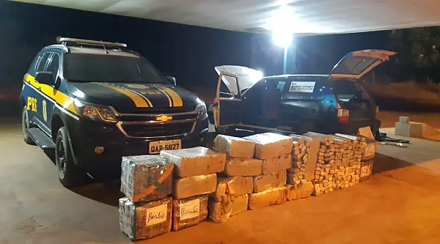 Cheiro entrega e PRF encontra 631 kg de maconha em Uno com placas falsas