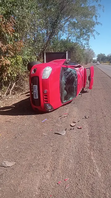 Carro capota na BR-262 e quatro pessoas ficam feridas