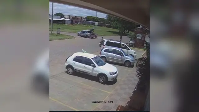 Motociclista 'voa' sobre caminhonete após tentar empinar