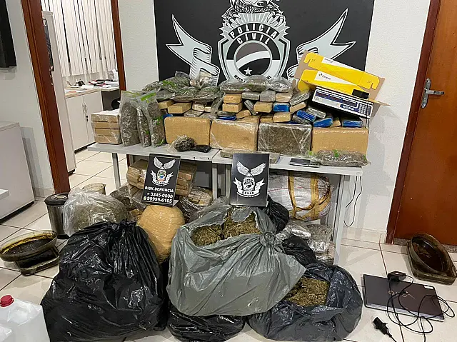 Polícia prende dois e apreende 242 quilos de maconha em tabletes que seriam enviados pelos Correios