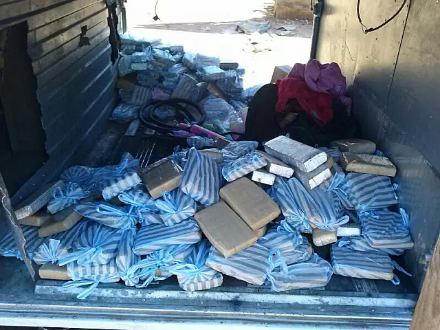 PRF apreende maconha e espingardas em fundo falso de ônibus