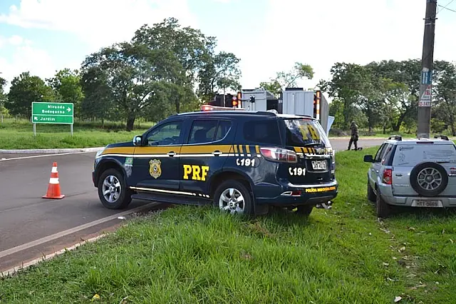 Carreta com veículos tomba na BR-262, em Anastácio, e deixa trânsito lento