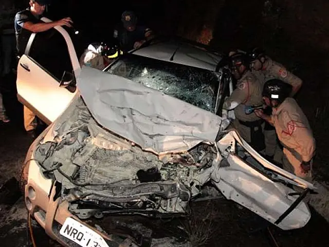 Motoristas ficam feridos em colisão