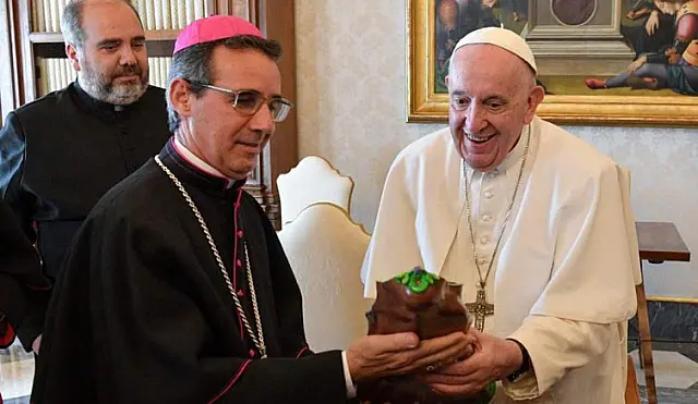 De MS, bispo de Corumbá entrega imagem de Nossa Senhora do Pantanal ao papa